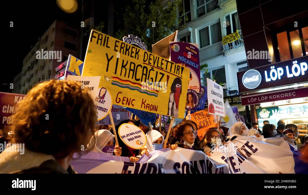 Izmir, Turquie.25 novembre 2021.Les femmes d'Izmir, en Turquie, ont fait la démonstration de la Journée internationale pour l'élimination de la violence à l'égard des femmes.Ils ont levé leur voix contre les hommes dominaient le monde avec des affiches, des bannières et des slogans qui ont été mis en évidence "retrait de la Convention d'Istanbul" et "le féminicide en Turquie".Les membres du LGBTQ ont également assisté à la manifestation organisée par 'nous arrêterons les fémicides pour la Turquie' (photo d'Idil Toffolo/Pacific Press) crédit: Pacific Press Media production Corp./Alay Live News Banque D'Images