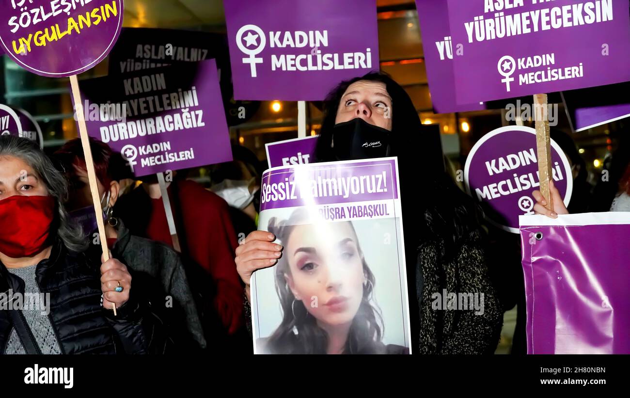 Izmir, Turquie.25 novembre 2021.Les femmes d'Izmir, en Turquie, ont fait la démonstration de la Journée internationale pour l'élimination de la violence à l'égard des femmes.Ils ont levé leur voix contre les hommes dominaient le monde avec des affiches, des bannières et des slogans qui ont été mis en évidence "retrait de la Convention d'Istanbul" et "le féminicide en Turquie".Les membres du LGBTQ ont également assisté à la manifestation organisée par 'nous arrêterons les fémicides pour la Turquie' (photo d'Idil Toffolo/Pacific Press) crédit: Pacific Press Media production Corp./Alay Live News Banque D'Images