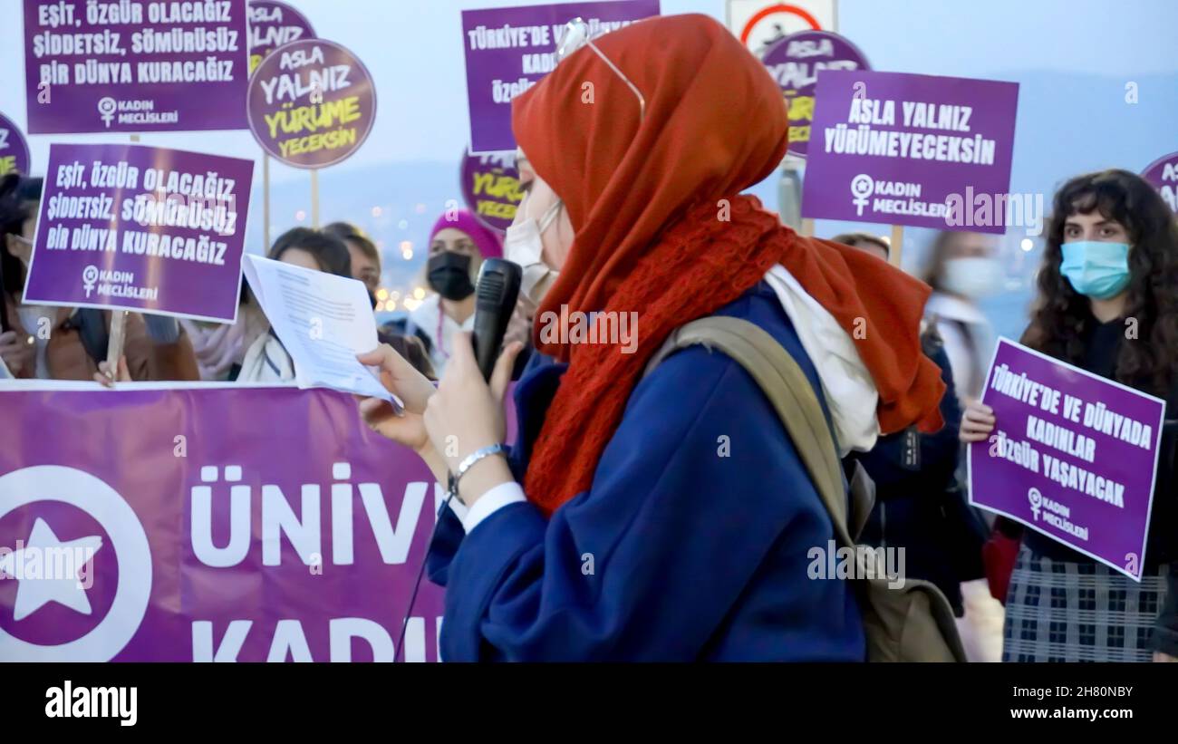 Izmir, Turquie.25 novembre 2021.Les femmes d'Izmir, en Turquie, ont fait la démonstration de la Journée internationale pour l'élimination de la violence à l'égard des femmes.Ils ont levé leur voix contre les hommes dominaient le monde avec des affiches, des bannières et des slogans qui ont été mis en évidence "retrait de la Convention d'Istanbul" et "le féminicide en Turquie".Les membres du LGBTQ ont également assisté à la manifestation organisée par 'nous arrêterons les fémicides pour la Turquie' (photo d'Idil Toffolo/Pacific Press) crédit: Pacific Press Media production Corp./Alay Live News Banque D'Images