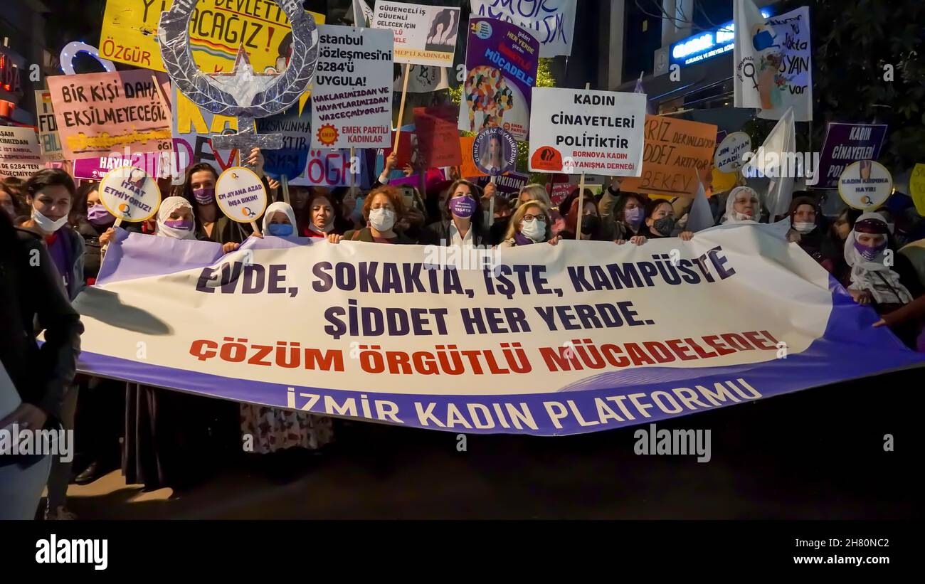 Izmir, Turquie.25 novembre 2021.Les femmes d'Izmir, en Turquie, ont fait la démonstration de la Journée internationale pour l'élimination de la violence à l'égard des femmes.Ils ont levé leur voix contre les hommes dominaient le monde avec des affiches, des bannières et des slogans qui ont été mis en évidence "retrait de la Convention d'Istanbul" et "le féminicide en Turquie".Les membres du LGBTQ ont également assisté à la manifestation organisée par 'nous arrêterons les fémicides pour la Turquie' (photo d'Idil Toffolo/Pacific Press) crédit: Pacific Press Media production Corp./Alay Live News Banque D'Images