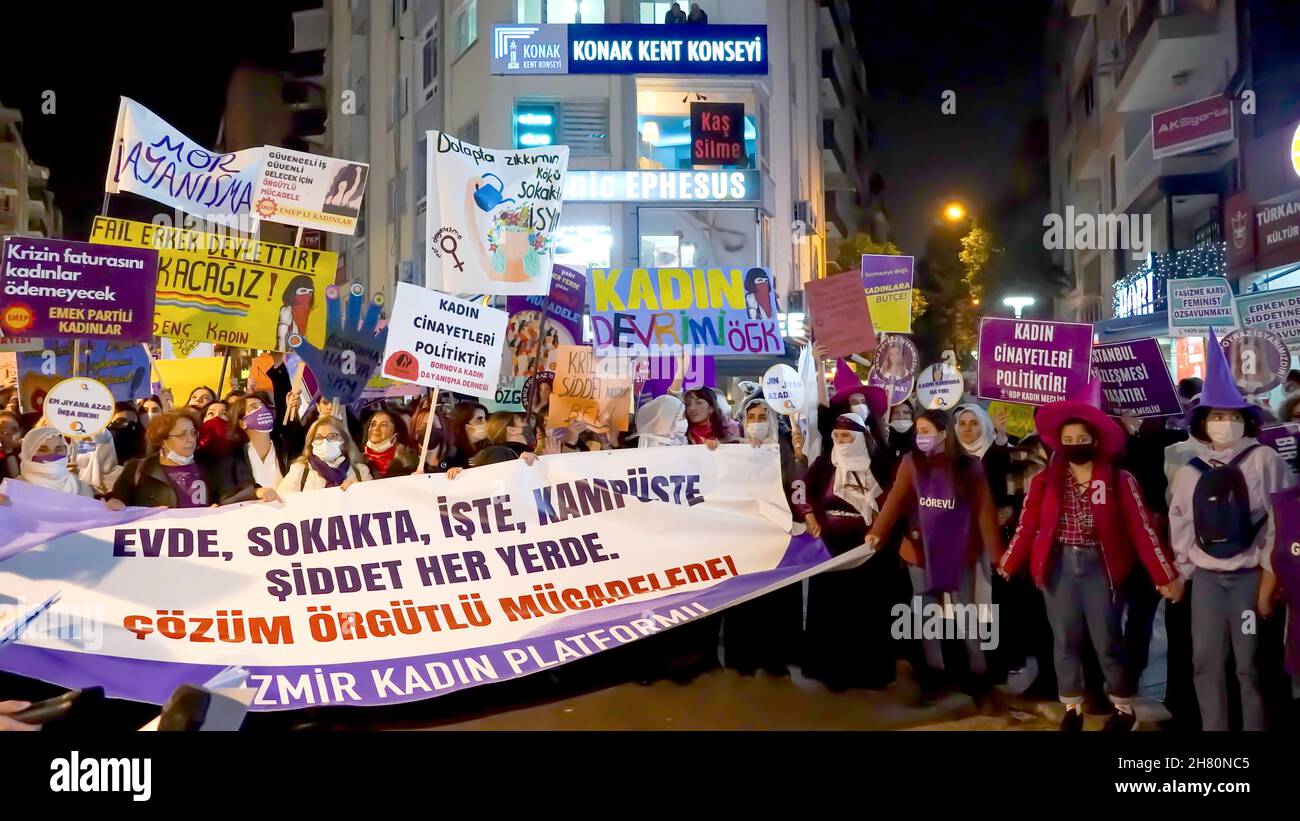 Izmir, Turquie.25 novembre 2021.Les femmes d'Izmir, en Turquie, ont fait la démonstration de la Journée internationale pour l'élimination de la violence à l'égard des femmes.Ils ont levé leur voix contre les hommes dominaient le monde avec des affiches, des bannières et des slogans qui ont été mis en évidence "retrait de la Convention d'Istanbul" et "le féminicide en Turquie".Les membres du LGBTQ ont également assisté à la manifestation organisée par 'nous arrêterons les fémicides pour la Turquie' (photo d'Idil Toffolo/Pacific Press) crédit: Pacific Press Media production Corp./Alay Live News Banque D'Images