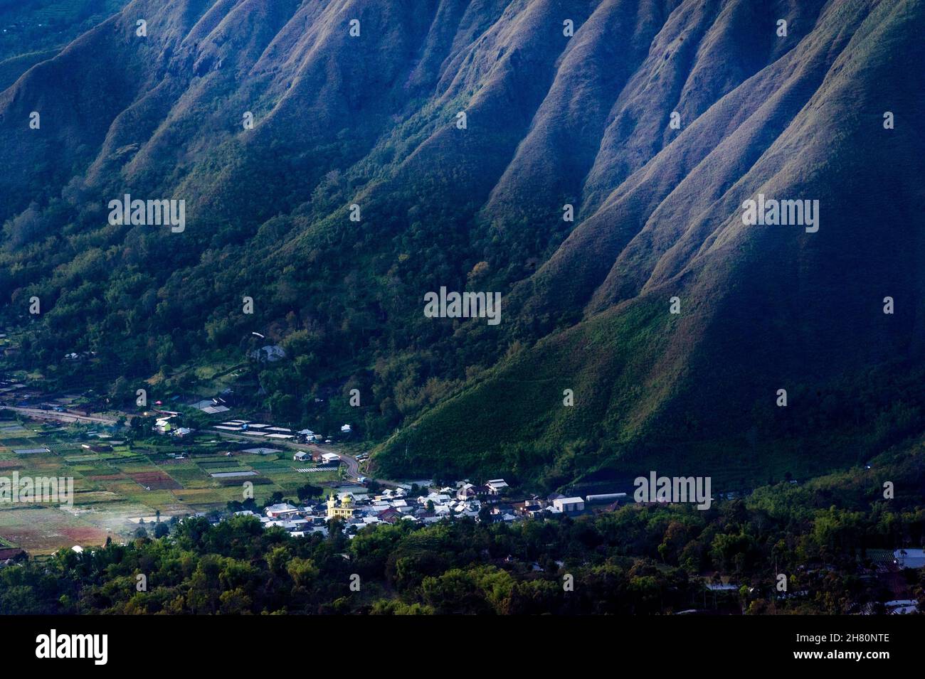 Village de Sembalun sur les pentes d'une montagne. Banque D'Images