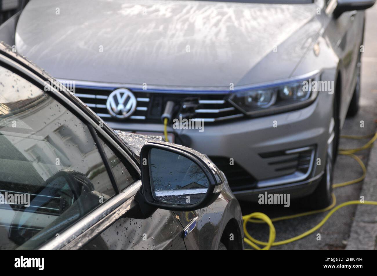 Copenhague/Danemark./26 novembre 2021/ voitures électriques allemandes vw chamatching au point de charge de Copenhague.(Photo..Francis Joseph Dean/Dean Pictures) Banque D'Images