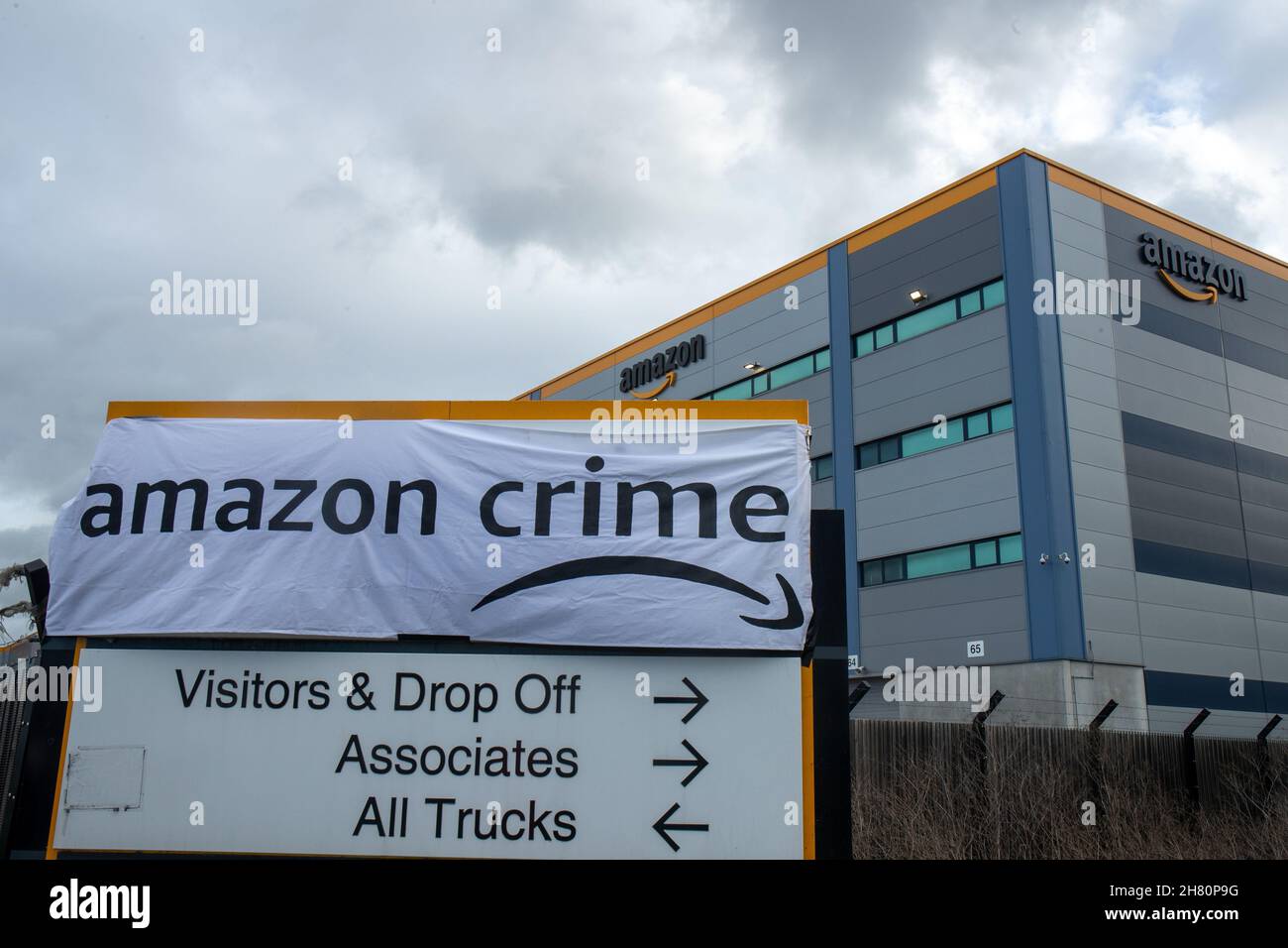 Tilbury, Royaume-Uni.26 novembre 2021.TILBURY, ESSEX, ROYAUME-UNI 26 NOVEMBRE 2021.Extinction rébellion bloquer l'entrepôt Amazon à Tilbury le Black Friday dans le cadre du blockad Amazon Credit: Lucy North/Alamy Live News Banque D'Images