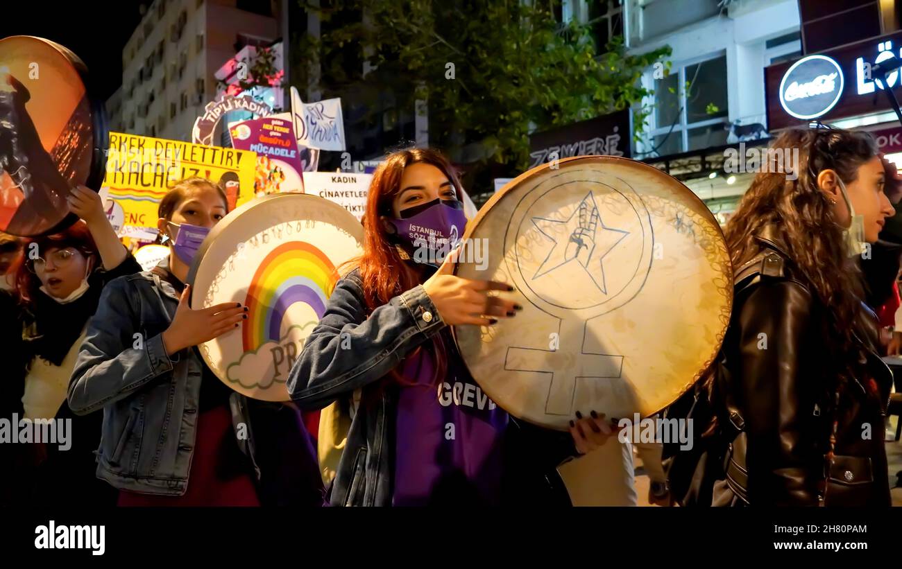 Izmir, Turquie.25 novembre 2021.Les femmes d'Izmir, en Turquie, ont fait la démonstration de la Journée internationale pour l'élimination de la violence à l'égard des femmes.Ils ont levé leur voix contre les hommes dominaient le monde avec des affiches, des bannières et des slogans qui ont été mis en évidence 'retrait de la Convention d'Istanbul' et ''fémicide en Turquie'.Les membres LGBTQ ont également assisté à la manifestation organisée par ''nous arrêterons les fémicides pour la Turquie' (image de crédit: © Dil Toffolo/Pacific Press via ZUMA Press Wire) crédit: ZUMA Press, Inc./Alay Live News Banque D'Images