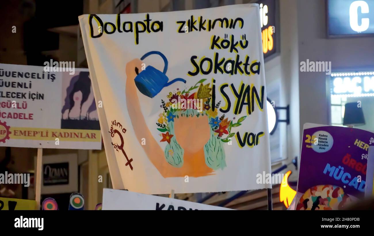 Izmir, Turquie.25 novembre 2021.Les femmes d'Izmir, en Turquie, ont fait la démonstration de la Journée internationale pour l'élimination de la violence à l'égard des femmes.Ils ont levé leur voix contre les hommes dominaient le monde avec des affiches, des bannières et des slogans qui ont été mis en évidence 'retrait de la Convention d'Istanbul' et ''fémicide en Turquie'.Les membres LGBTQ ont également assisté à la manifestation organisée par ''nous arrêterons les fémicides pour la Turquie' (image de crédit: © Dil Toffolo/Pacific Press via ZUMA Press Wire) crédit: ZUMA Press, Inc./Alay Live News Banque D'Images