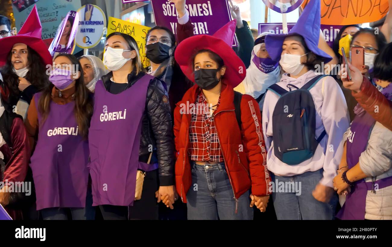 Izmir, Turquie.25 novembre 2021.Les femmes d'Izmir, en Turquie, ont fait la démonstration de la Journée internationale pour l'élimination de la violence à l'égard des femmes.Ils ont levé leur voix contre les hommes dominaient le monde avec des affiches, des bannières et des slogans qui ont été mis en évidence 'retrait de la Convention d'Istanbul' et ''fémicide en Turquie'.Les membres LGBTQ ont également assisté à la manifestation organisée par ''nous arrêterons les fémicides pour la Turquie' (image de crédit: © Dil Toffolo/Pacific Press via ZUMA Press Wire) crédit: ZUMA Press, Inc./Alay Live News Banque D'Images