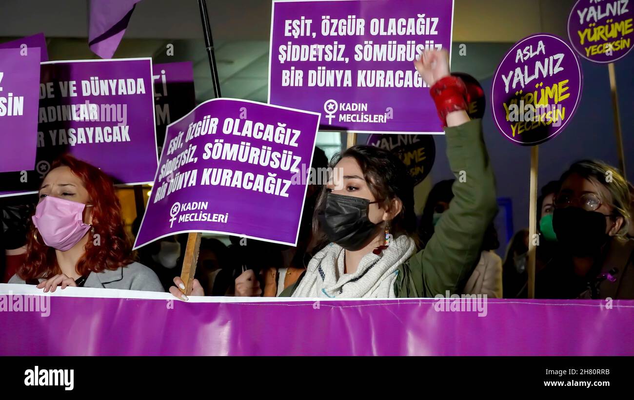 Izmir, Turquie.25 novembre 2021.Les femmes d'Izmir, en Turquie, ont fait la démonstration de la Journée internationale pour l'élimination de la violence à l'égard des femmes.Ils ont levé leur voix contre les hommes dominaient le monde avec des affiches, des bannières et des slogans qui ont été mis en évidence 'retrait de la Convention d'Istanbul' et ''fémicide en Turquie'.Les membres LGBTQ ont également assisté à la manifestation organisée par ''nous arrêterons les fémicides pour la Turquie' (image de crédit: © Dil Toffolo/Pacific Press via ZUMA Press Wire) crédit: ZUMA Press, Inc./Alay Live News Banque D'Images