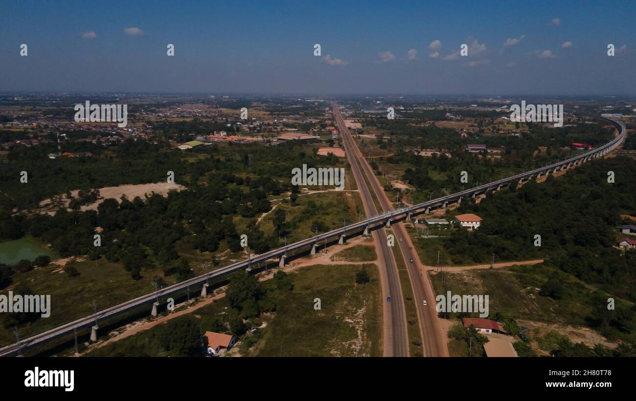 (211126) -- VIENTIANE, 26 novembre 2021 (Xinhua) -- photo aérienne prise le 21 novembre 2021 montre une section du chemin de fer Chine-Laos sur les ourjupes de Vientiane, au Laos.La construction du chemin de fer Chine-Laos a commencé en décembre 2016.Il devrait être opérationnel en décembre 2021.Le chemin de fer transfrontalier de 1,013 km se compose de deux sections, l'une en Chine et l'autre au Laos.La section de 414 km au Laos va de la porte frontière de Boten, dans le nord du pays, à la capitale nationale lao, Vientiane, avec une vitesse de fonctionnement de 160 km par heure.Le chemin de fer est un projet d'amarrage Banque D'Images