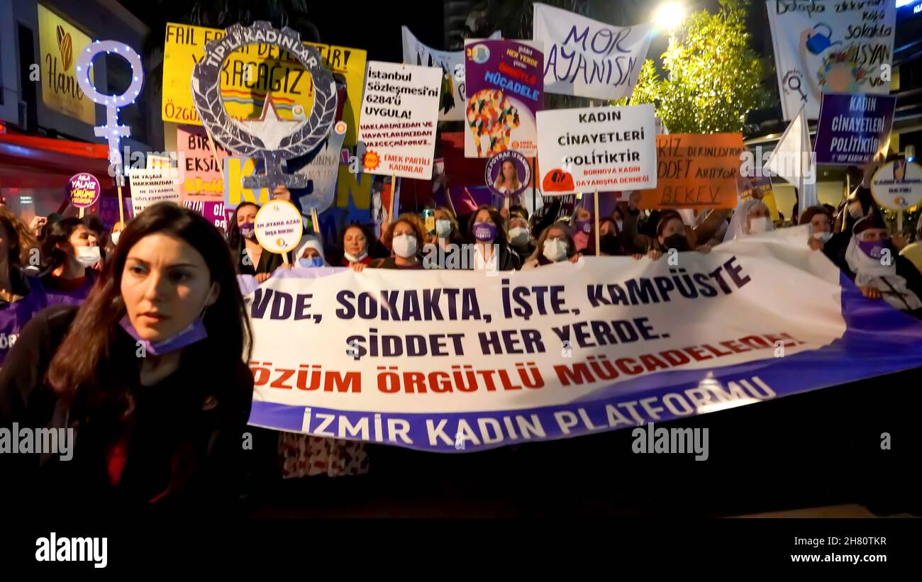 Izmir, Turquie.25 novembre 2021.Les femmes d'Izmir, en Turquie, ont fait la démonstration de la Journée internationale pour l'élimination de la violence à l'égard des femmes.Ils ont levé leur voix contre les hommes dominaient le monde avec des affiches, des bannières et des slogans qui ont été mis en évidence 'retrait de la Convention d'Istanbul' et ''fémicide en Turquie'.Les membres LGBTQ ont également assisté à la manifestation organisée par ''nous arrêterons les fémicides pour la Turquie' (image de crédit: © Dil Toffolo/Pacific Press via ZUMA Press Wire) crédit: ZUMA Press, Inc./Alay Live News Banque D'Images