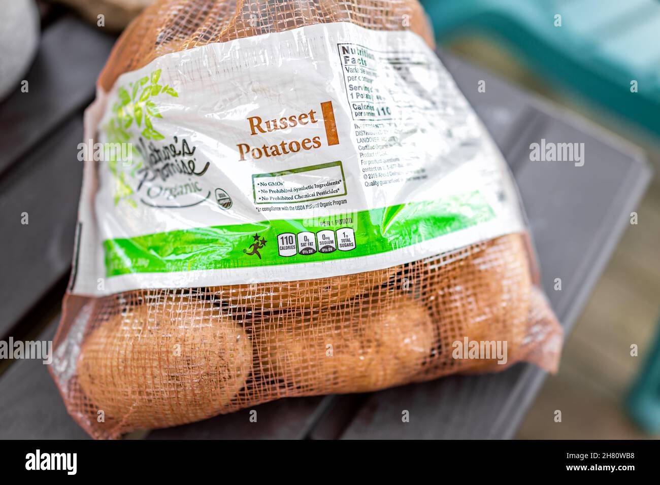Sugar Mountain, États-Unis - 31 mai 2021 : étiquette sur le sac d'emballage des pommes de terre russet achetées de la marque nature's Promise bio des magasins Hanaford achetés Banque D'Images