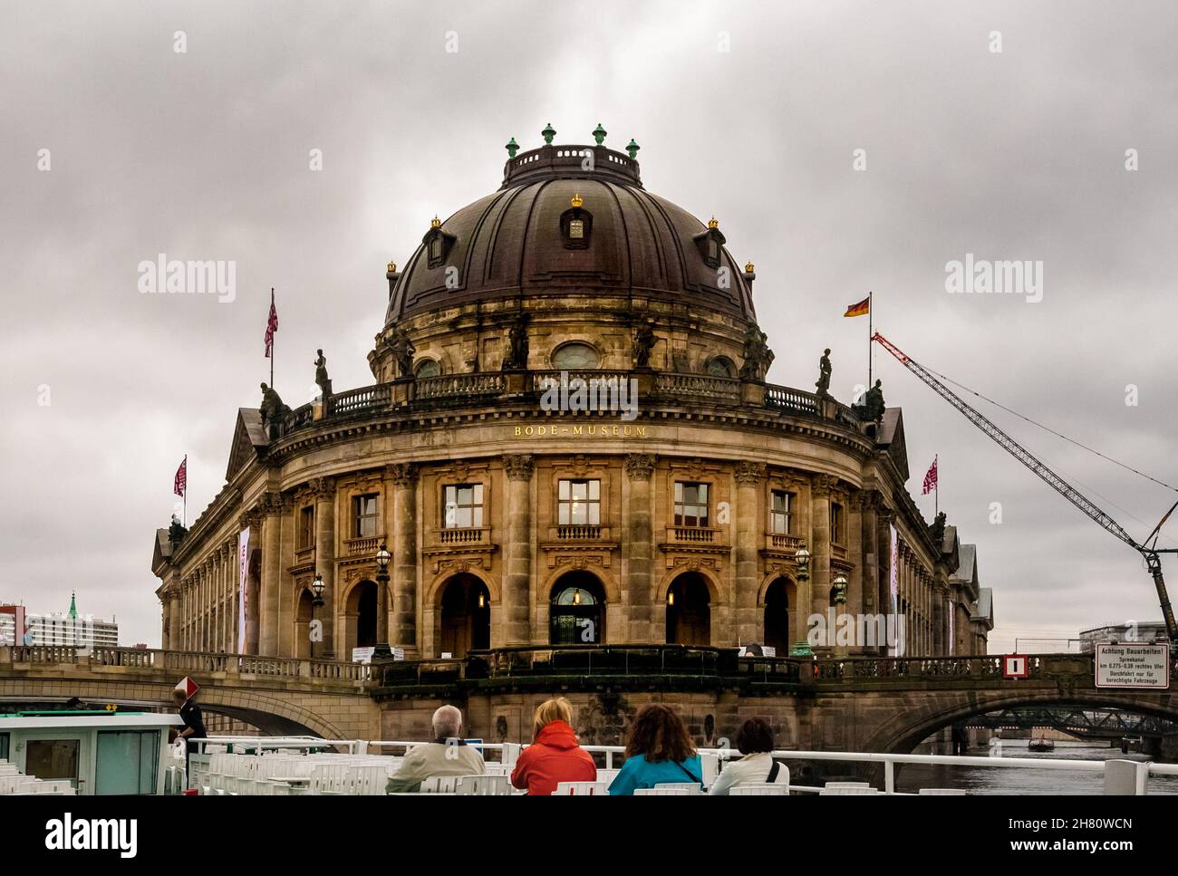 Belle vue sur l'entrée historique du Musée de la Bode, situé à l'extrémité nord de l'île des Musées vu d'un bateau sur la rivière Spree... Banque D'Images