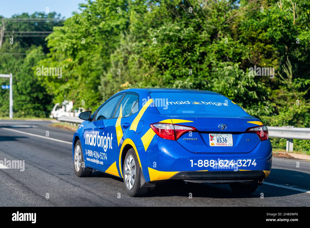Herndon, Etats-Unis - 27 mai 2021: Comté de Fairfax en Virginie du Nord avec une fourgonnette de nettoyage de la maison pour le service résidentiel avec logo bleu jaune sur la voiture Banque D'Images
