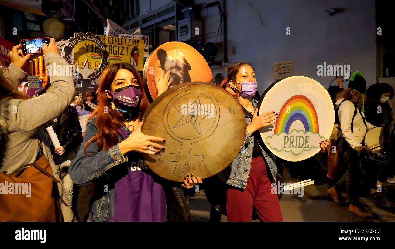 Izmir, Turquie.25 novembre 2021.Les femmes d'Izmir, en Turquie, ont fait la démonstration de la Journée internationale pour l'élimination de la violence à l'égard des femmes.Ils ont levé leur voix contre les hommes dominaient le monde avec des affiches, des bannières et des slogans qui ont été mis en évidence 'retrait de la Convention d'Istanbul' et ''fémicide en Turquie'.Les membres LGBTQ ont également assisté à la manifestation organisée par ''nous arrêterons les fémicides pour la Turquie' (image de crédit: © Dil Toffolo/Pacific Press via ZUMA Press Wire) crédit: ZUMA Press, Inc./Alay Live News Banque D'Images
