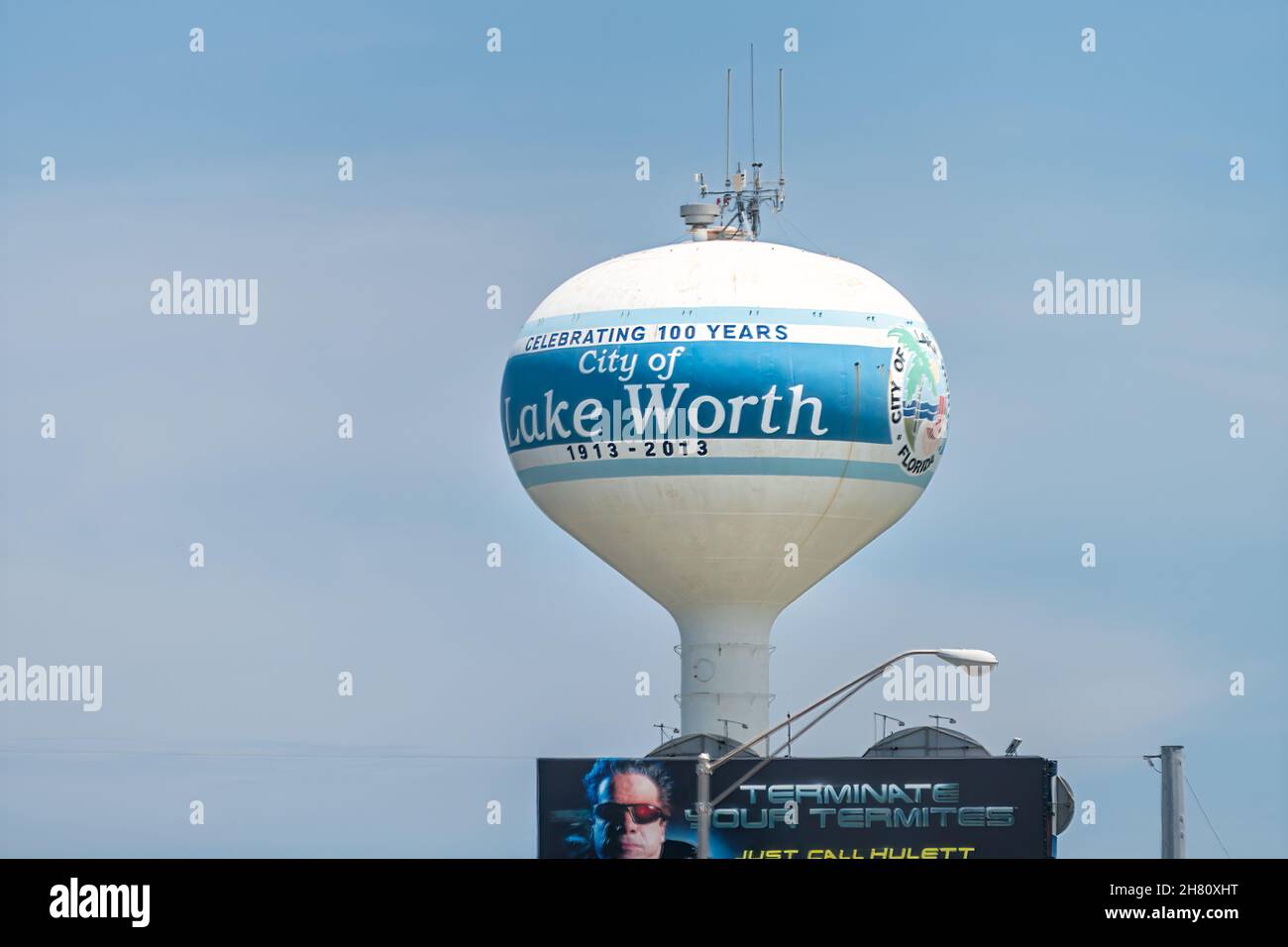Lake Worth, États-Unis - 8 juillet 2021 : route Interstate Highway 95 avec panneau Lake Worth City Water Tower et antenne de téléphone de télécommunication sans fil à Flori Banque D'Images
