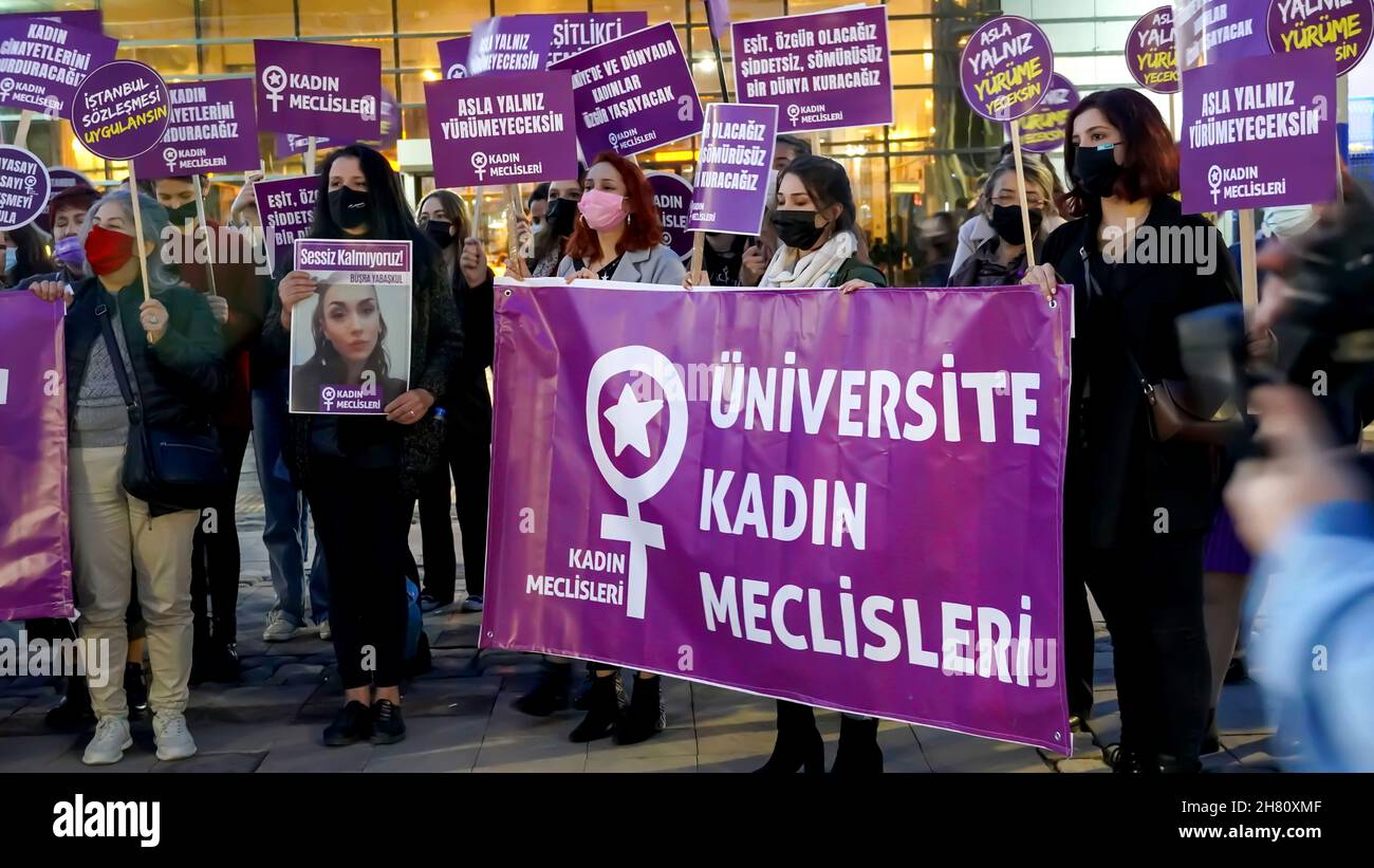 Izmir, Turquie.25 novembre 2021.Les femmes d'Izmir, en Turquie, ont fait la démonstration de la Journée internationale pour l'élimination de la violence à l'égard des femmes.Ils ont levé leur voix contre les hommes dominaient le monde avec des affiches, des bannières et des slogans qui ont été mis en évidence 'retrait de la Convention d'Istanbul' et ''fémicide en Turquie'.Les membres LGBTQ ont également assisté à la manifestation organisée par ''nous arrêterons les fémicides pour la Turquie' (image de crédit: © Dil Toffolo/Pacific Press via ZUMA Press Wire) crédit: ZUMA Press, Inc./Alay Live News Banque D'Images