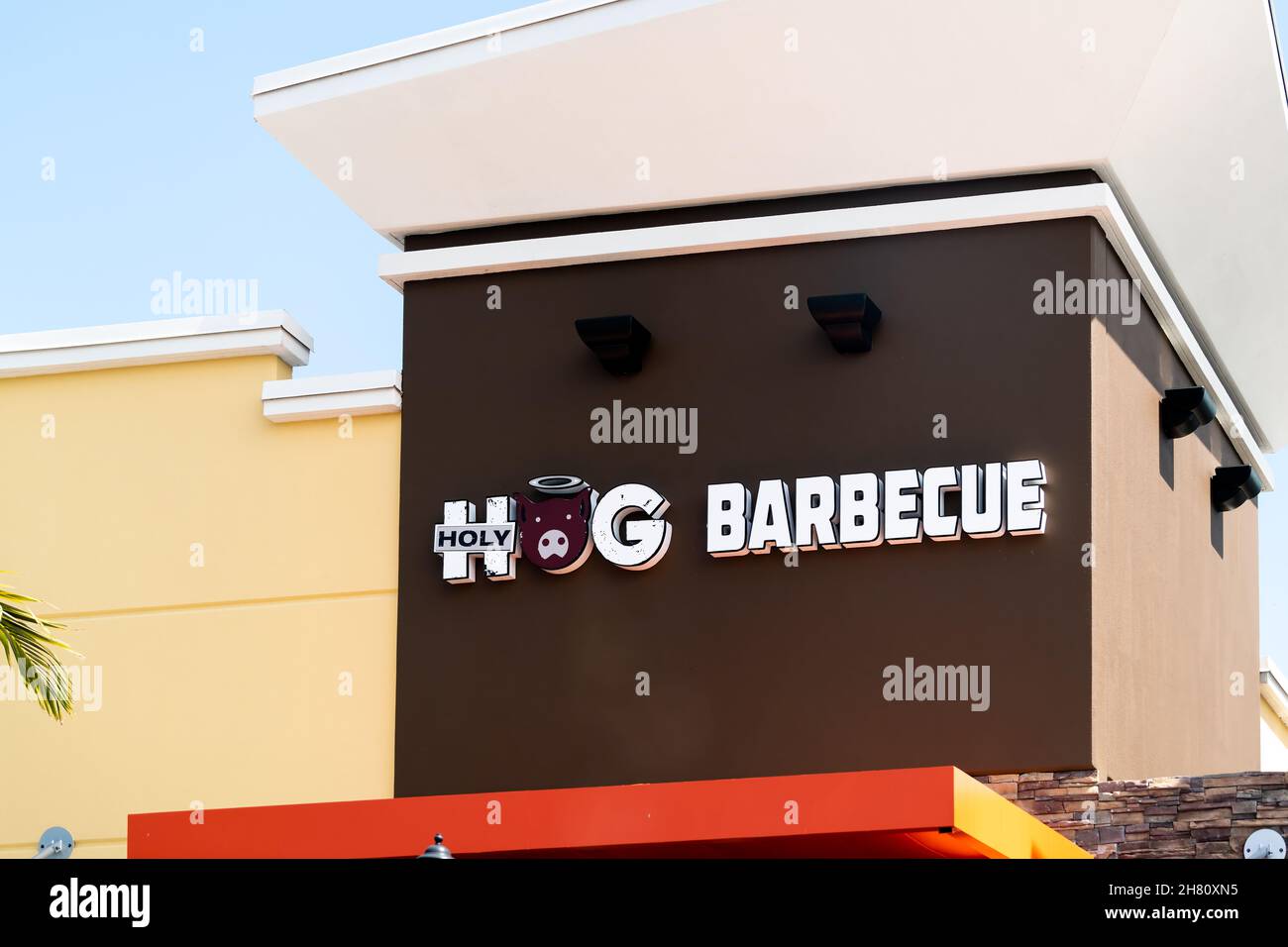 West Palm Beach, États-Unis - 8 juillet 2021 : petite entreprise locale du  restaurant Holy Hog barbecue servant du porc barbecue américain, hamburgers  en Floride Photo Stock - Alamy
