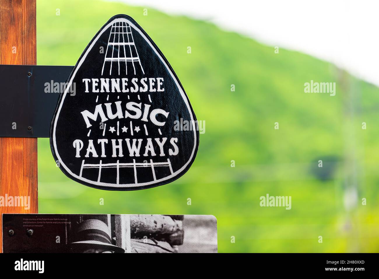Mountain City, États-Unis - 16 novembre 2021: Tennessee Music Pathways marqueur pour le site du patrimoine du festival musical dans la ville de station de ski du Tennessee du comté de Johnson Banque D'Images