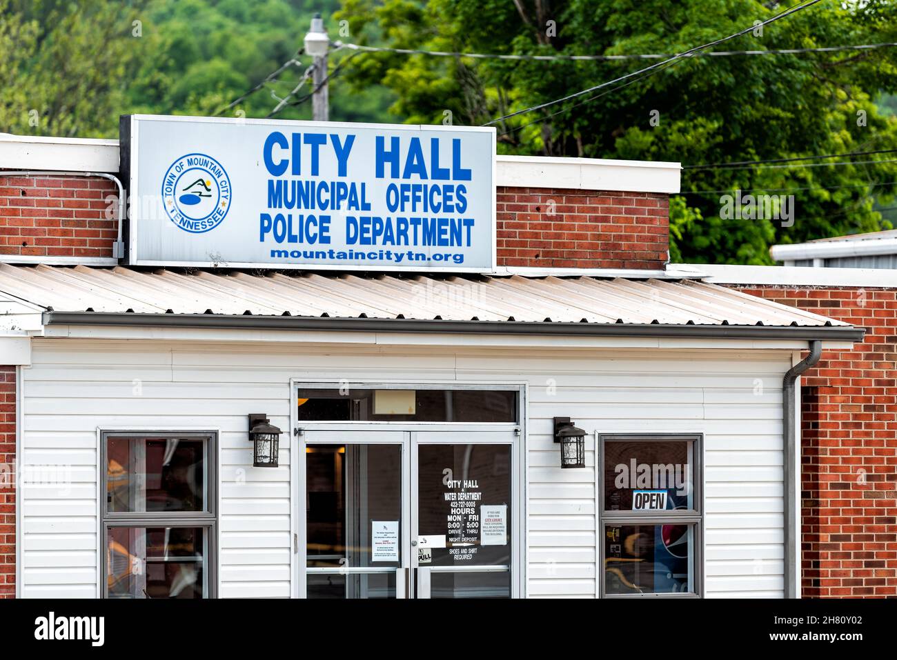 Mountain City, États-Unis - 16 novembre 2021 : bureau municipal de l'hôtel de ville pour les forces de l'ordre du service de police dans le comté de Johnson, Tennessee station de ski ville c Banque D'Images