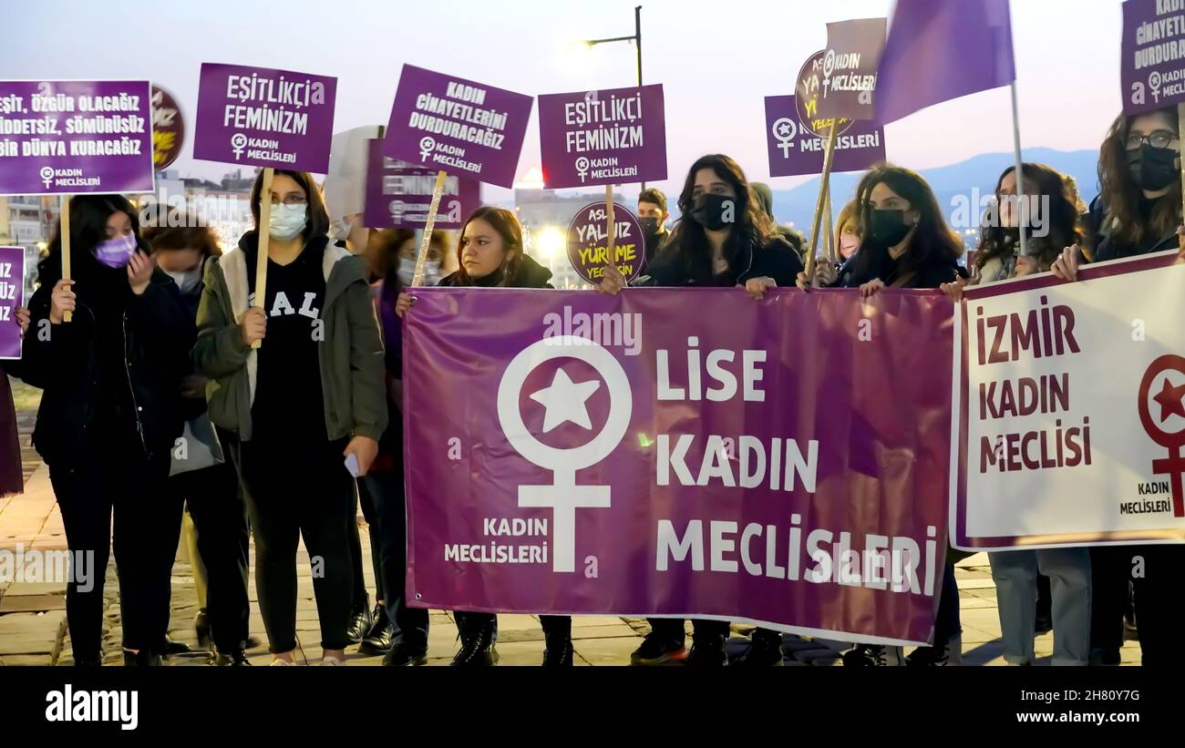 Izmir, Turquie.25 novembre 2021.Les femmes d'Izmir, en Turquie, ont fait la démonstration de la Journée internationale pour l'élimination de la violence à l'égard des femmes.Ils ont levé leur voix contre les hommes dominaient le monde avec des affiches, des bannières et des slogans qui ont été mis en évidence 'retrait de la Convention d'Istanbul' et ''fémicide en Turquie'.Les membres LGBTQ ont également assisté à la manifestation organisée par ''nous arrêterons les fémicides pour la Turquie' (image de crédit: © Dil Toffolo/Pacific Press via ZUMA Press Wire) crédit: ZUMA Press, Inc./Alay Live News Banque D'Images