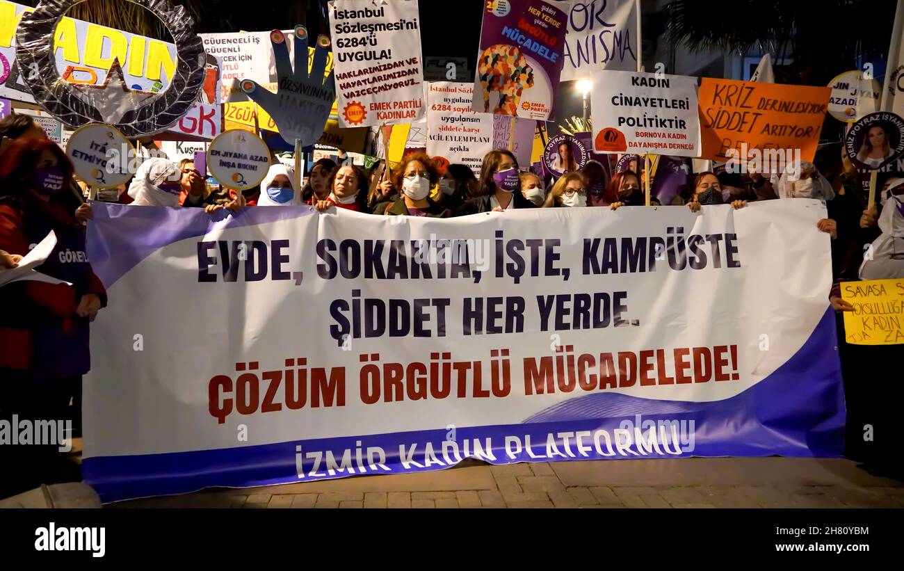 Izmir, Turquie.25 novembre 2021.Les femmes d'Izmir, en Turquie, ont fait la démonstration de la Journée internationale pour l'élimination de la violence à l'égard des femmes.Ils ont levé leur voix contre les hommes dominaient le monde avec des affiches, des bannières et des slogans qui ont été mis en évidence 'retrait de la Convention d'Istanbul' et ''fémicide en Turquie'.Les membres LGBTQ ont également assisté à la manifestation organisée par ''nous arrêterons les fémicides pour la Turquie' (image de crédit: © Dil Toffolo/Pacific Press via ZUMA Press Wire) crédit: ZUMA Press, Inc./Alay Live News Banque D'Images