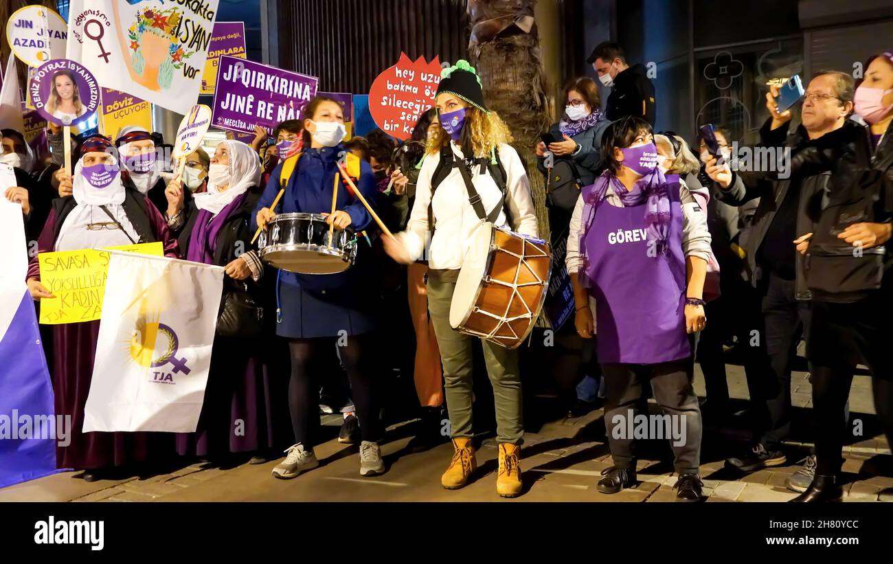Izmir, Turquie.25 novembre 2021.Les femmes d'Izmir, en Turquie, ont fait la démonstration de la Journée internationale pour l'élimination de la violence à l'égard des femmes.Ils ont levé leur voix contre les hommes dominaient le monde avec des affiches, des bannières et des slogans qui ont été mis en évidence 'retrait de la Convention d'Istanbul' et ''fémicide en Turquie'.Les membres LGBTQ ont également assisté à la manifestation organisée par ''nous arrêterons les fémicides pour la Turquie' (image de crédit: © Dil Toffolo/Pacific Press via ZUMA Press Wire) crédit: ZUMA Press, Inc./Alay Live News Banque D'Images