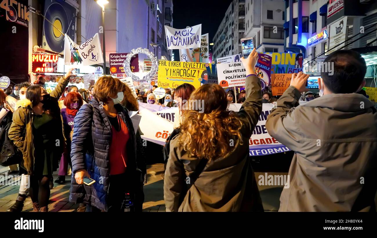 Izmir, Turquie.25 novembre 2021.Les femmes d'Izmir, en Turquie, ont fait la démonstration de la Journée internationale pour l'élimination de la violence à l'égard des femmes.Ils ont levé leur voix contre les hommes dominaient le monde avec des affiches, des bannières et des slogans qui ont été mis en évidence 'retrait de la Convention d'Istanbul' et ''fémicide en Turquie'.Les membres LGBTQ ont également assisté à la manifestation organisée par ''nous arrêterons les fémicides pour la Turquie' (image de crédit: © Dil Toffolo/Pacific Press via ZUMA Press Wire) crédit: ZUMA Press, Inc./Alay Live News Banque D'Images