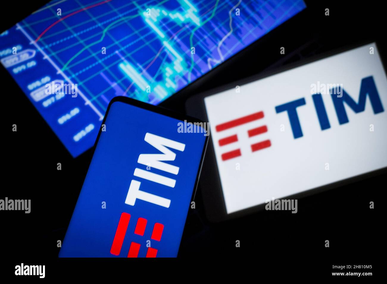 Cette illustration photo le logo de TIM, une marque italienne de Telecom Italia active dans le secteur des télécommunications, est affiché sur l'écran d'un smartphone à Rome, Italie, le 25 novembre 2021.(Photo par Andrea Ronchini/Pacific Press/Sipa USA) Banque D'Images