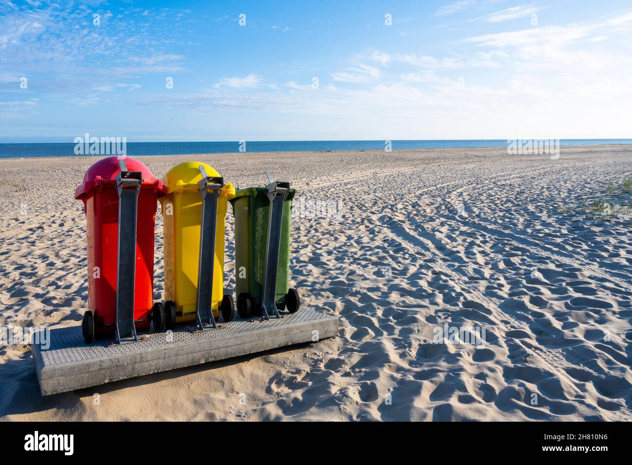 Bacs séparateurs pour le recyclage des déchets jaunes, rouges et verts sur la plage par beau temps Banque D'Images