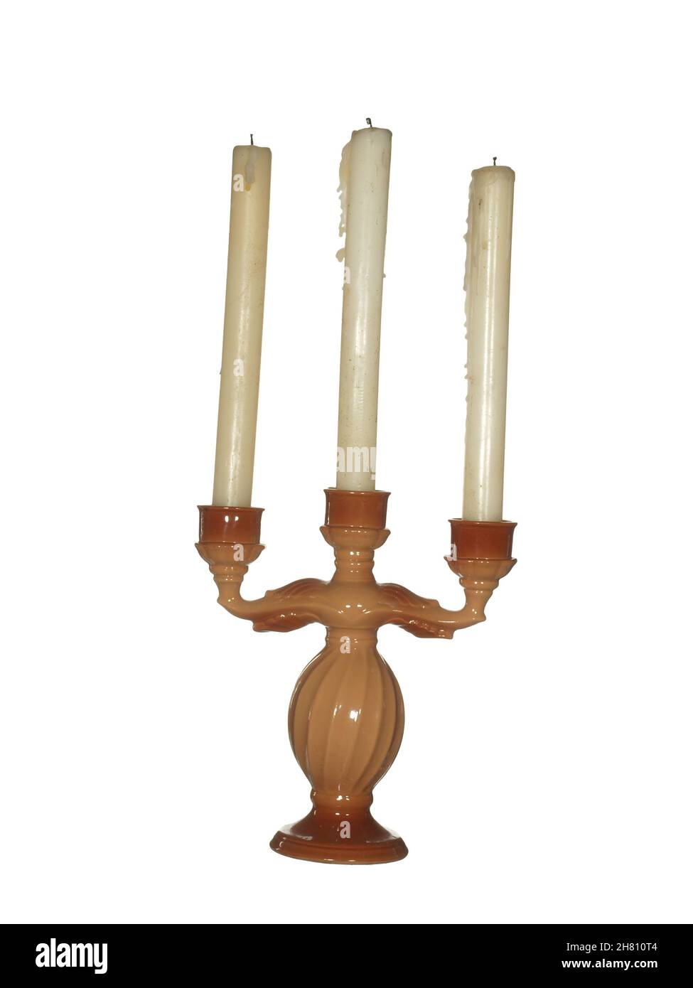 Candélabrum en céramique pour trois bougies de couleur marron isolées sur fond blanc. Banque D'Images
