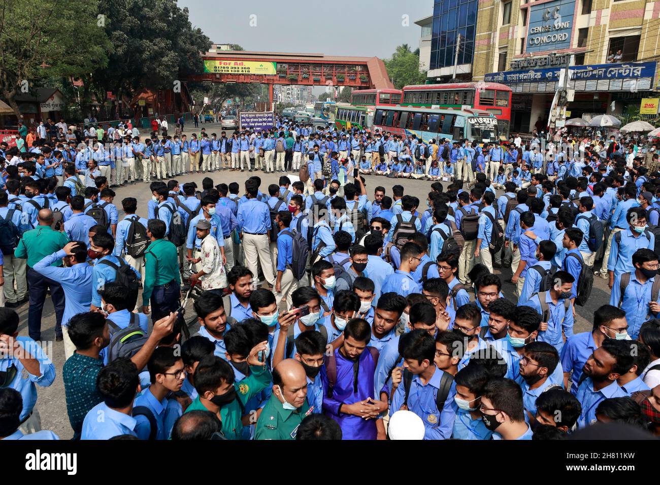 Dhaka, Bangladesh - le 25 novembre 2021 : des centaines de démonstrations d'étudiants à Farmgate à Dhaka pour réclamer justice à l'étudiant Nayeem Hasan qui est décédé af Banque D'Images