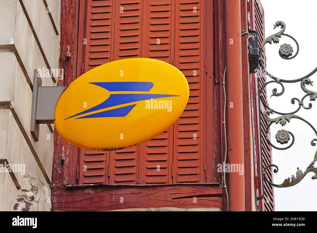 AUXERRE, FRANCE -28 JUIN 2021- vue du bâtiment de la poste et du logo de la poste à Auxerre, capitale de l'Yonne en Bourgogne, France. Banque D'Images