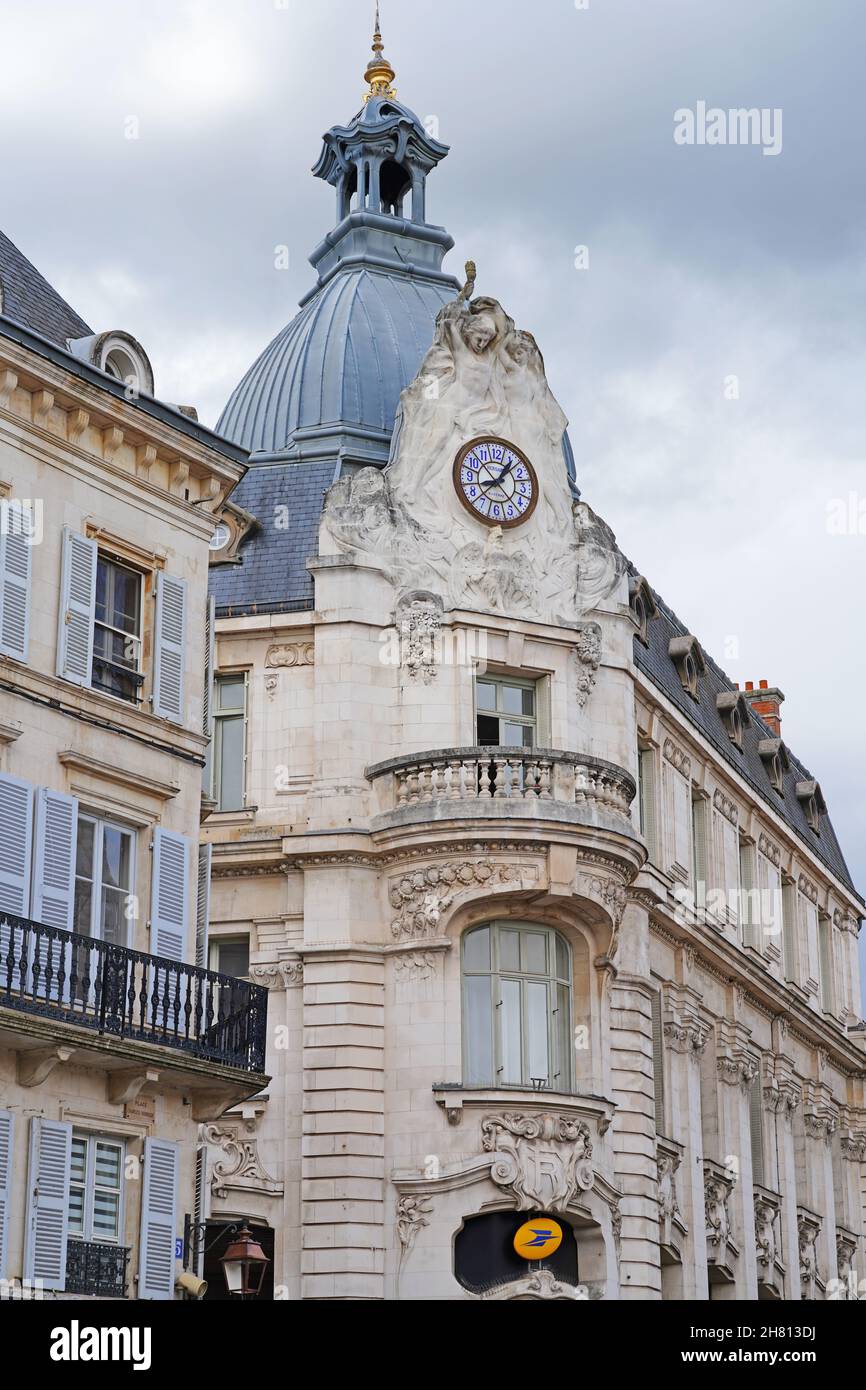 AUXERRE, FRANCE -28 JUIN 2021- vue du bâtiment de la poste et du logo de la poste à Auxerre, capitale de l'Yonne en Bourgogne, France. Banque D'Images