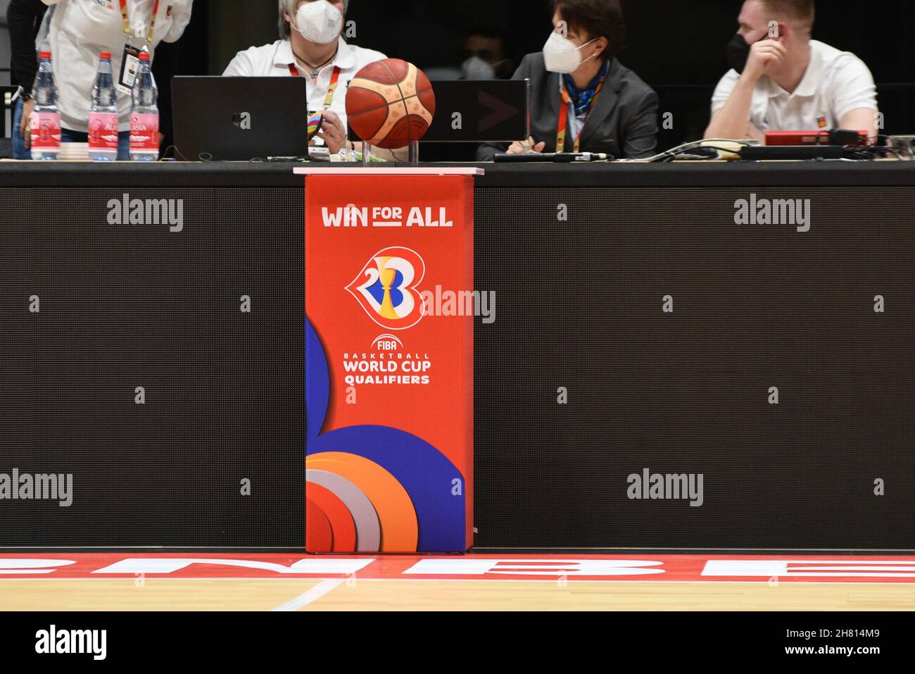 Allemagne, Nuremberg, KIA Metropol Arena - 25.11.2021 - coupe du monde de basket-ball 2023 de la FIBA qualifications européennes, Groupe D - équipe Allemagne vs. Équipe Estonie image: Ballon de match de la FIBA. Banque D'Images