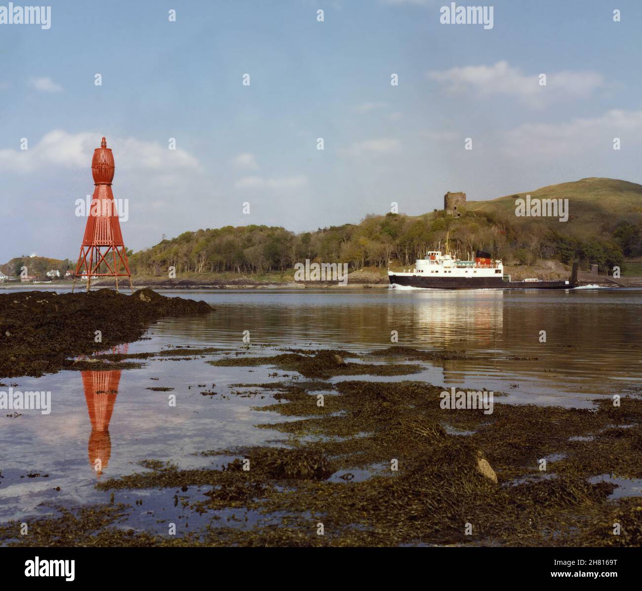 MV Arran passant par la dame rouge et le château de Dunollie, Oban 1970 Banque D'Images