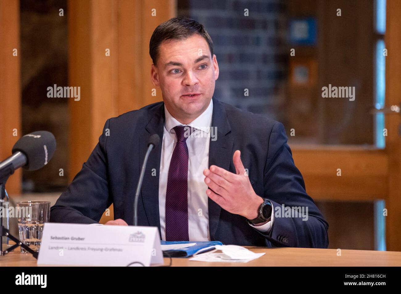 26 novembre 2021, Bavière, Neuburg am Inn: Sebastian Gruber (CSU), Administrateur de district dans le district de Freyung-Grafenau, parle lors d'une conférence de presse à la suite d'une réunion entre le gouvernement de l'État bavarois et des représentants de la politique locale sur l'état actuel de la situation de Corona dans la région.En Bavière, 1037 patients souffrant de maladies critiques de Covid sont actuellement traités dans des unités de soins intensifs, soit plus d'un tiers de tous les patients en soins intensifs de l'État libre.Dans environ la moitié des comtés bavarois et des grandes villes, les lits de soins intensifs sont en manque.C'est wh Banque D'Images