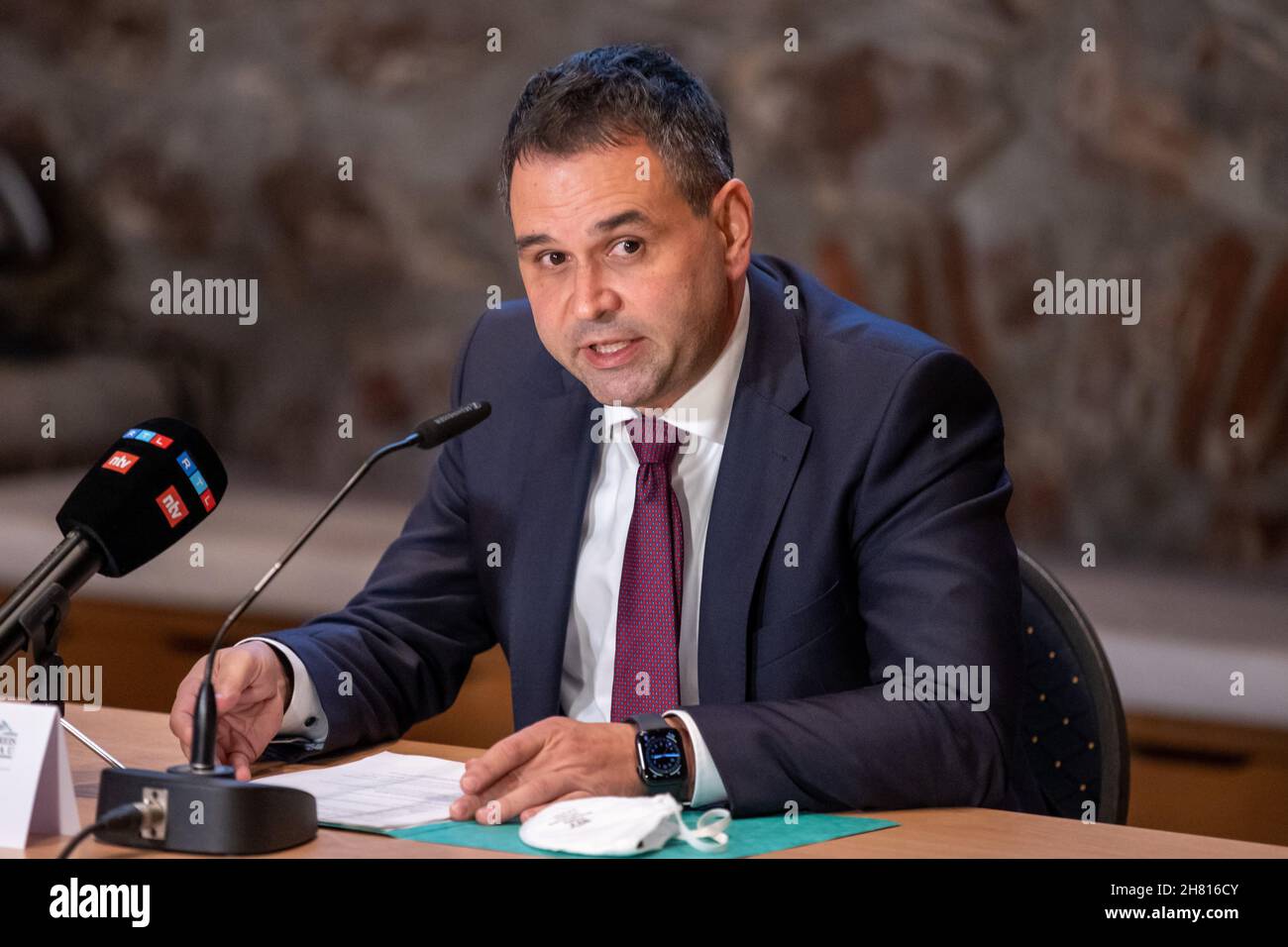 26 novembre 2021, Bavière, Neuburg am Inn: Raimund Kneidinger (CSU), Administrateur de district du district de Passau, parle lors d'une conférence de presse à la suite d'une réunion entre le gouvernement d'État bavarois et des représentants de la politique locale sur l'état actuel de la situation de Corona dans la région.En Bavière, 1037 patients souffrant de maladies critiques de Covid sont actuellement traités dans des unités de soins intensifs, soit plus d'un tiers de tous les patients en soins intensifs de l'État libre.Dans environ la moitié des comtés bavarois et des grandes villes, les lits de soins intensifs sont en manque.C'est pour cela qu'il y en a Banque D'Images