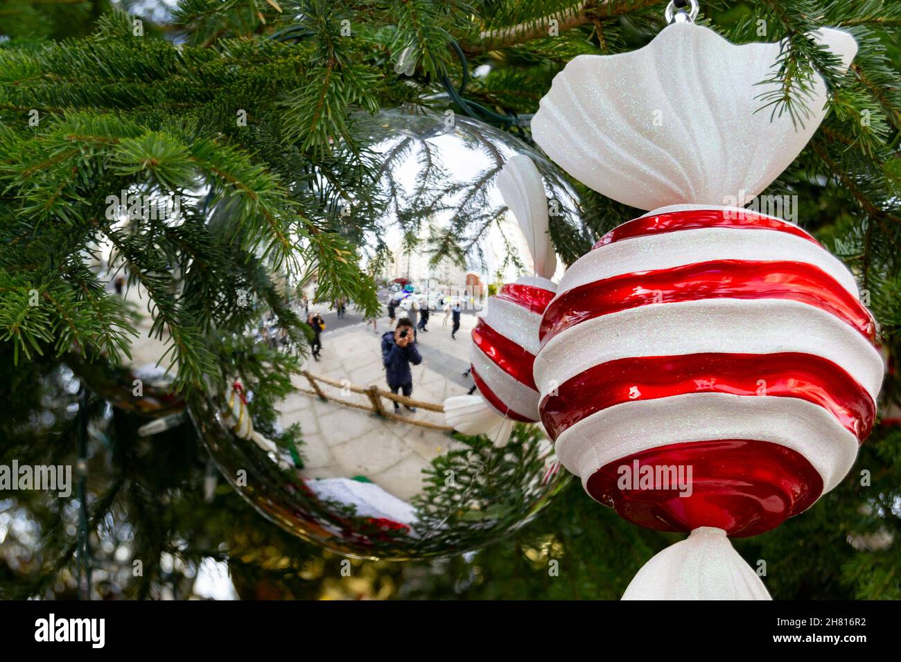Détails des ornements de Noël en sapin naturel.Situé sur la Plaza de España à Madrid, en Espagne