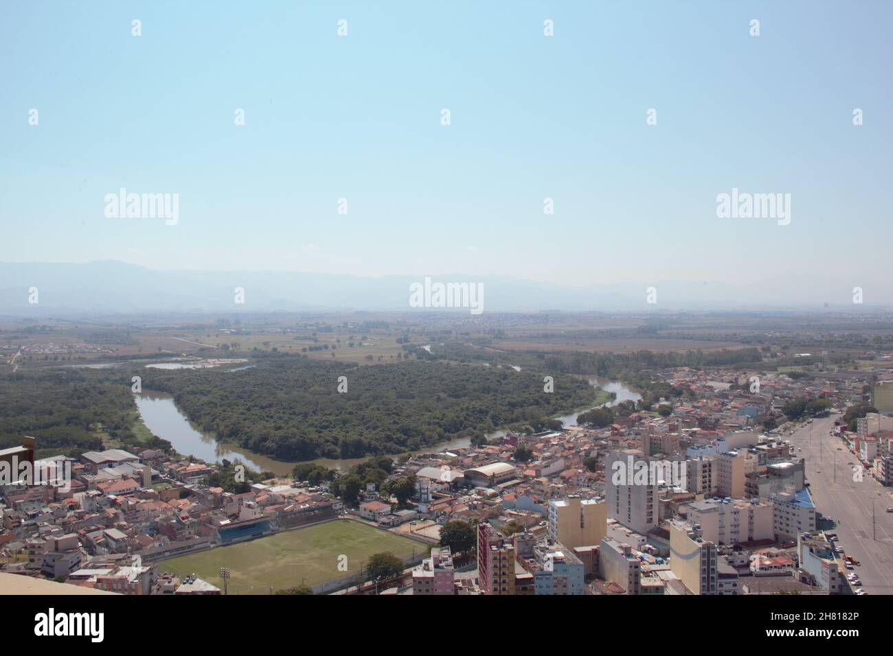 Vue aérienne de la ville d'Aparecida en arrière-plan de la rivière Paraíba do Sul.Sao Paulo, Brésil. Banque D'Images