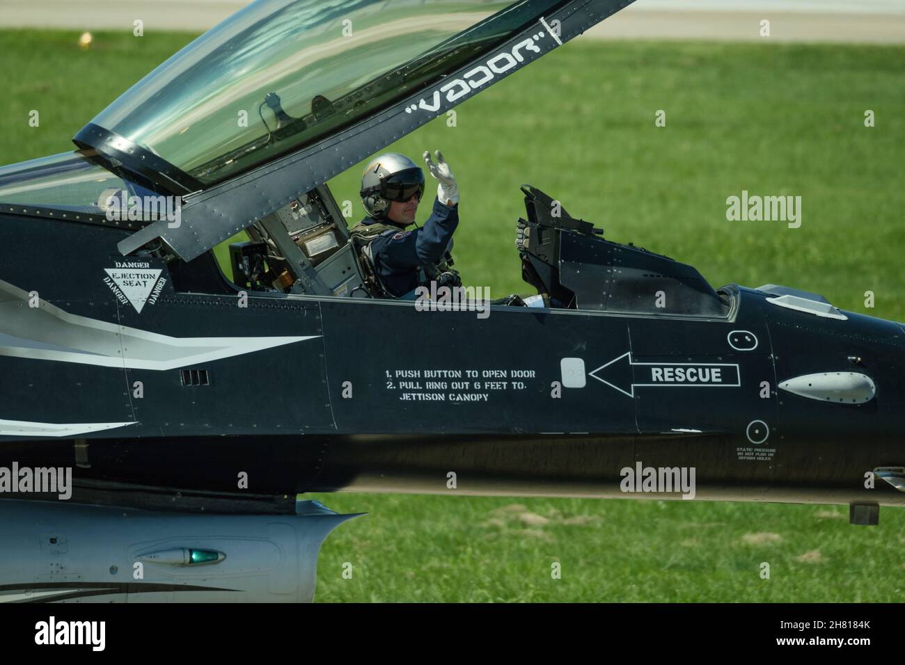 Stefan 'Vador' Darte, de l'équipe d'exposition solo F-16 de la Force aérienne belge, accueille les fans au SIAF 2021 (Festival international de l'air slovaque) à Malacky Air B. Banque D'Images