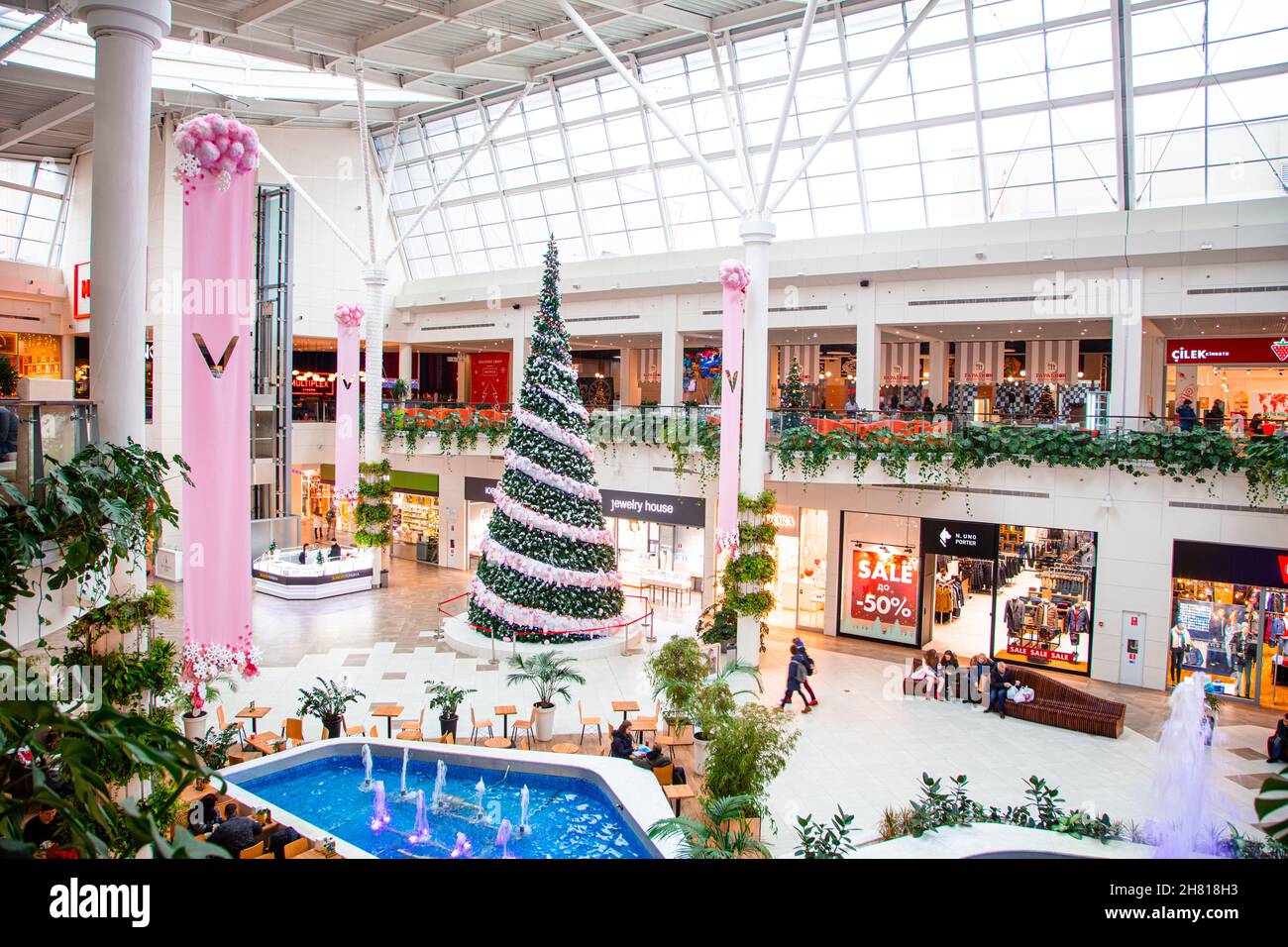 Lviv, Ukraine - 27 décembre 2018 : centre commercial Victoria Gardens à Lviv avec décoration de Noël Banque D'Images