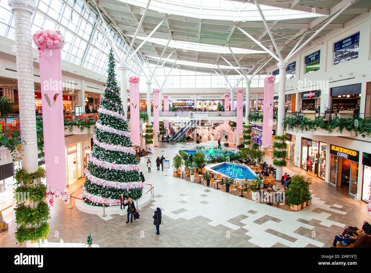 Lviv, Ukraine - 27 décembre 2018 : centre commercial Victoria Gardens à Lviv avec décoration de Noël Banque D'Images