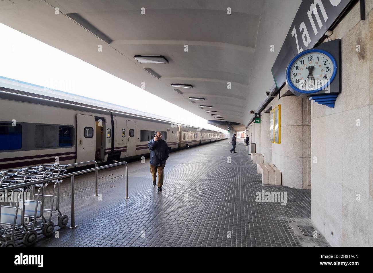 Plate-forme à la gare de Zamora où le train Renfe en direction de la Galice s'est arrêté en raison de la tempête sur la Vía de la Plata à Zamora, en Espagne. Banque D'Images