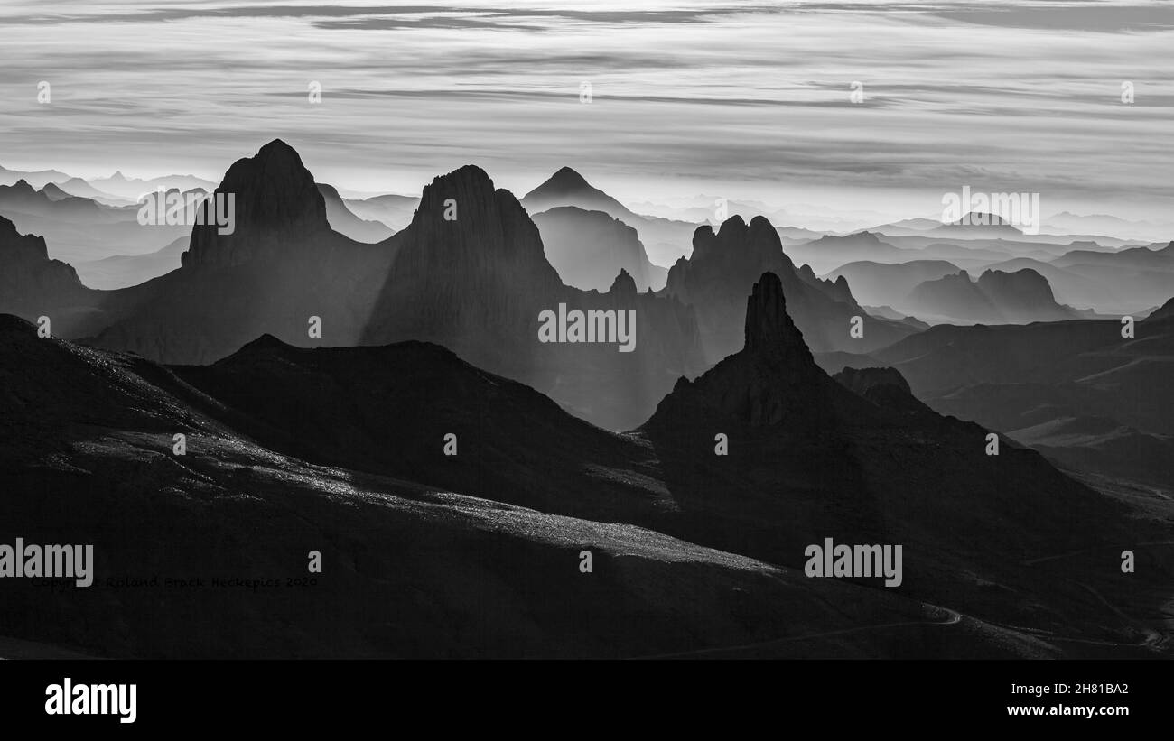 Les montagnes Ahaggar au Sahara d'Algérie Banque D'Images