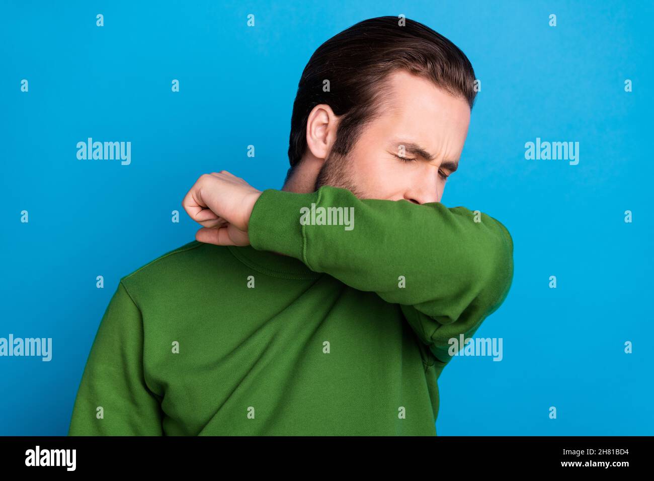 Photo de jeune malheureux malade malade malade malade malade malade malade malade toussant éternuement visage main covid-19 isolé sur fond bleu Banque D'Images