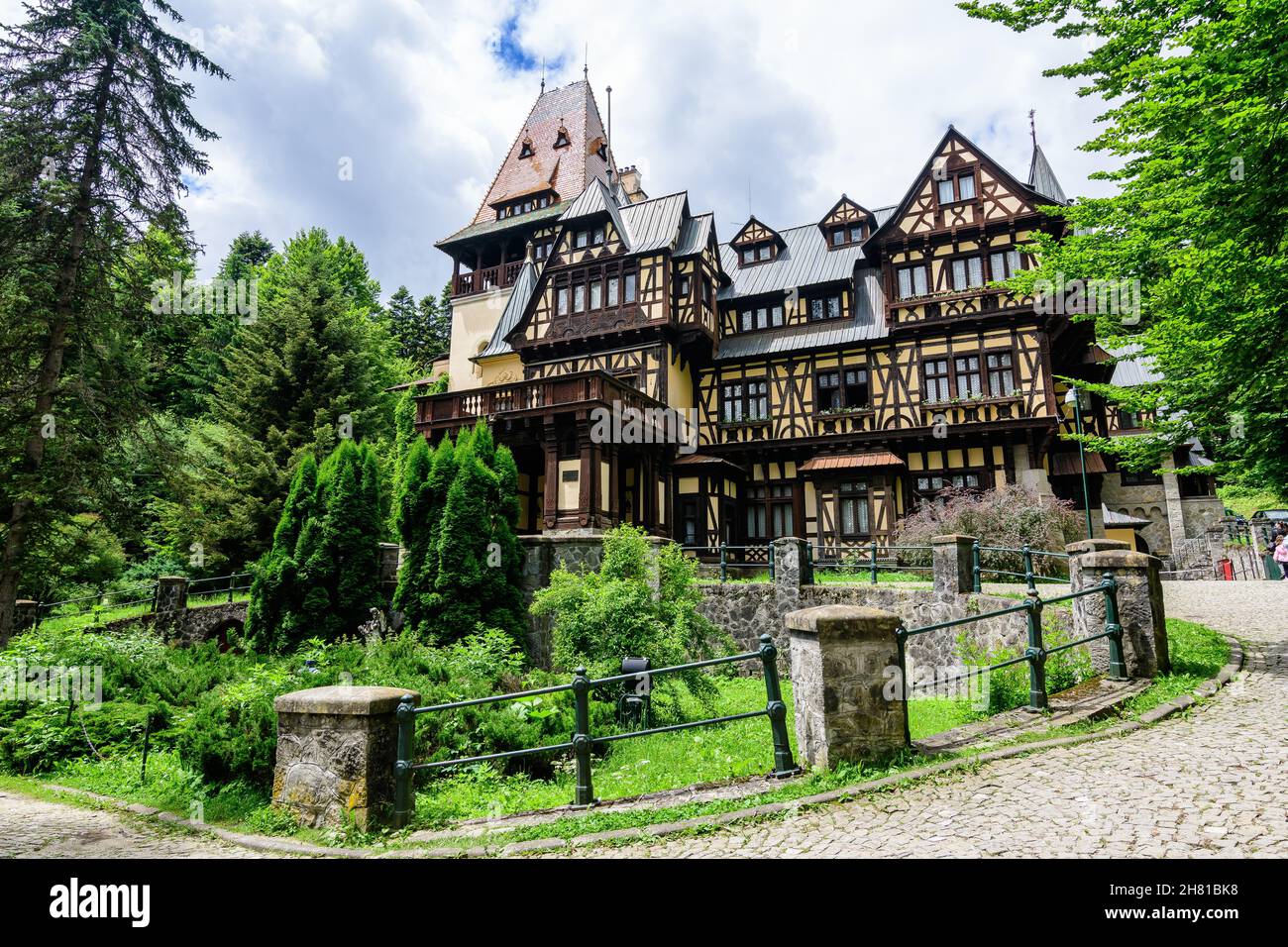 Sinaia, Roumanie - 3 juillet 2021 : ancien bâtiment historique du château de Palisor (Castelul Palisor) dans les montagnes Bucegi (Muntii Bucegi) dans la vallée de Prahova (Val Banque D'Images