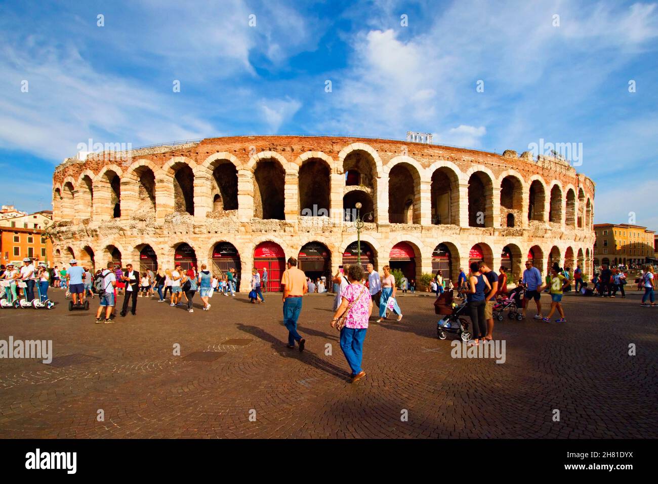 Piazza Bra et Verona Arena en Italie. Banque D'Images