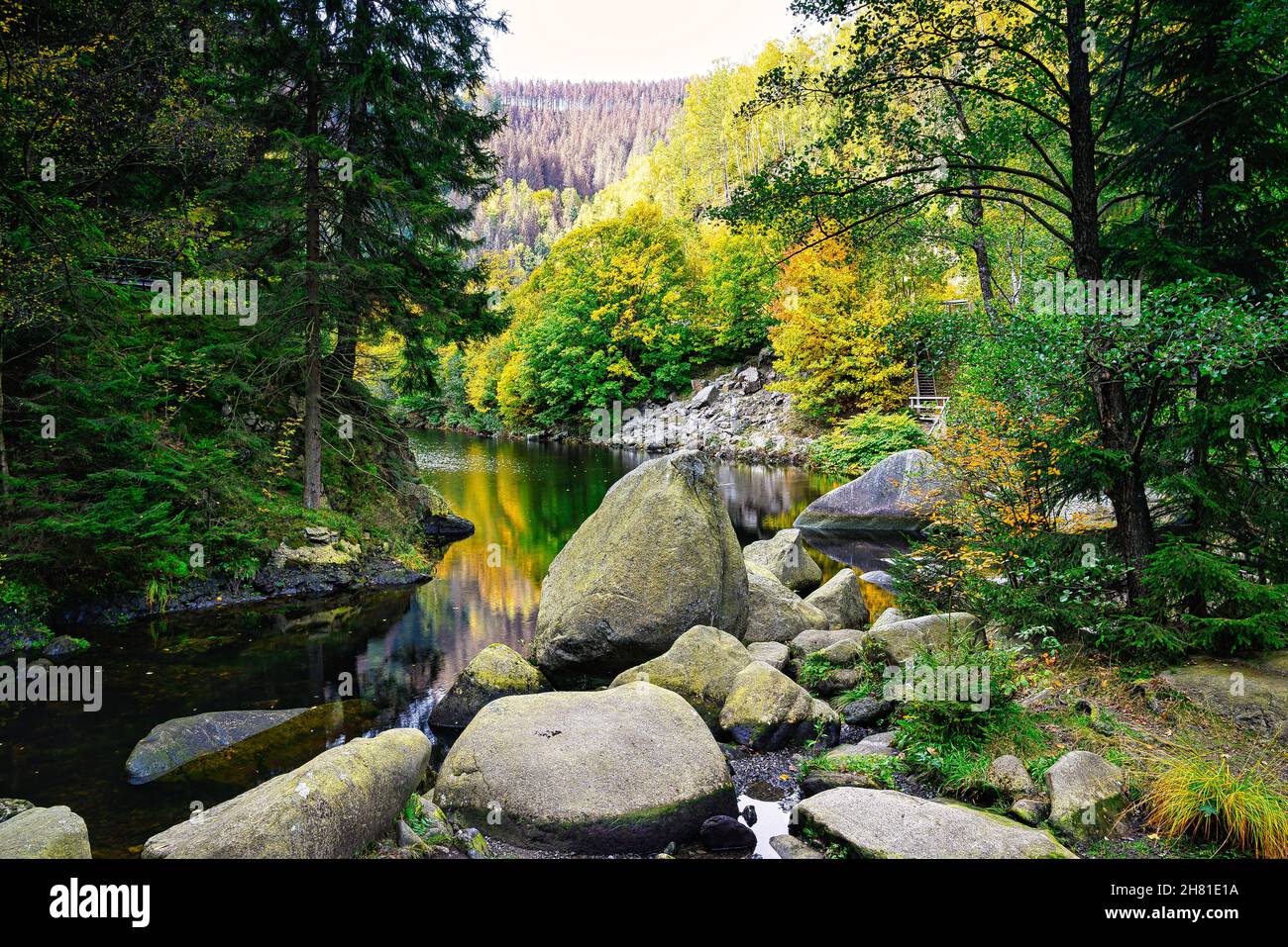Paysage d'automne pittoresque avec de grandes pierres dans le lit de la rivière Oker Banque D'Images