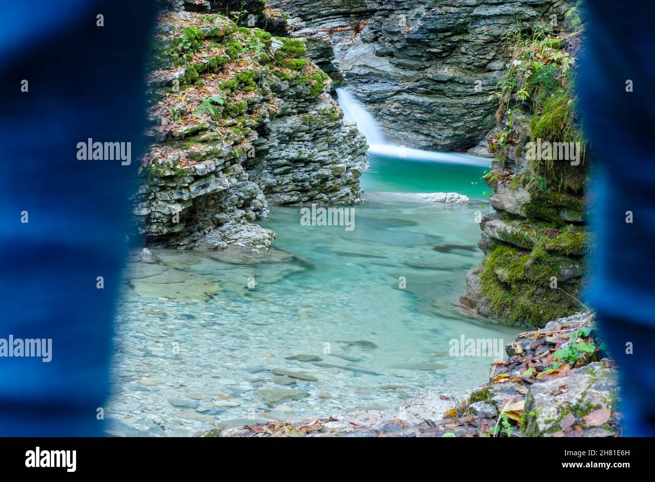 Un randonneur regarde les eaux claires du ruisseau Rui, Mel, Belluno, Italie Banque D'Images