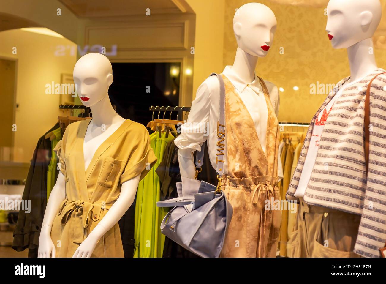 MOSCOU, RUSSIE - 10 AOÛT 2021 : mannequins de femmes à la mode dans des vêtements Twinset tendance sur la fenêtre de magasin de vêtements de détail dans le magasin ma shopping Banque D'Images